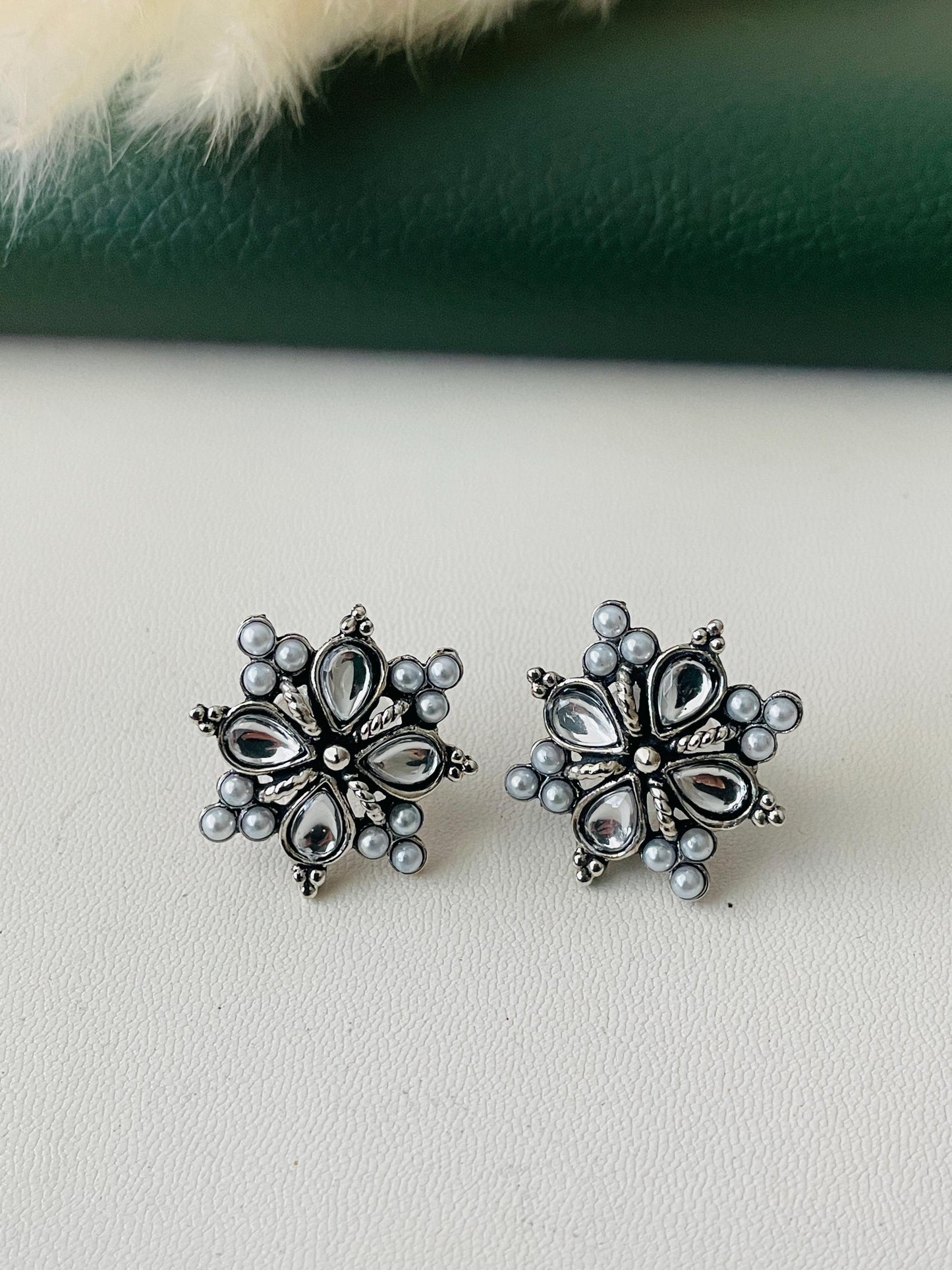 Oxidised multicolor studs