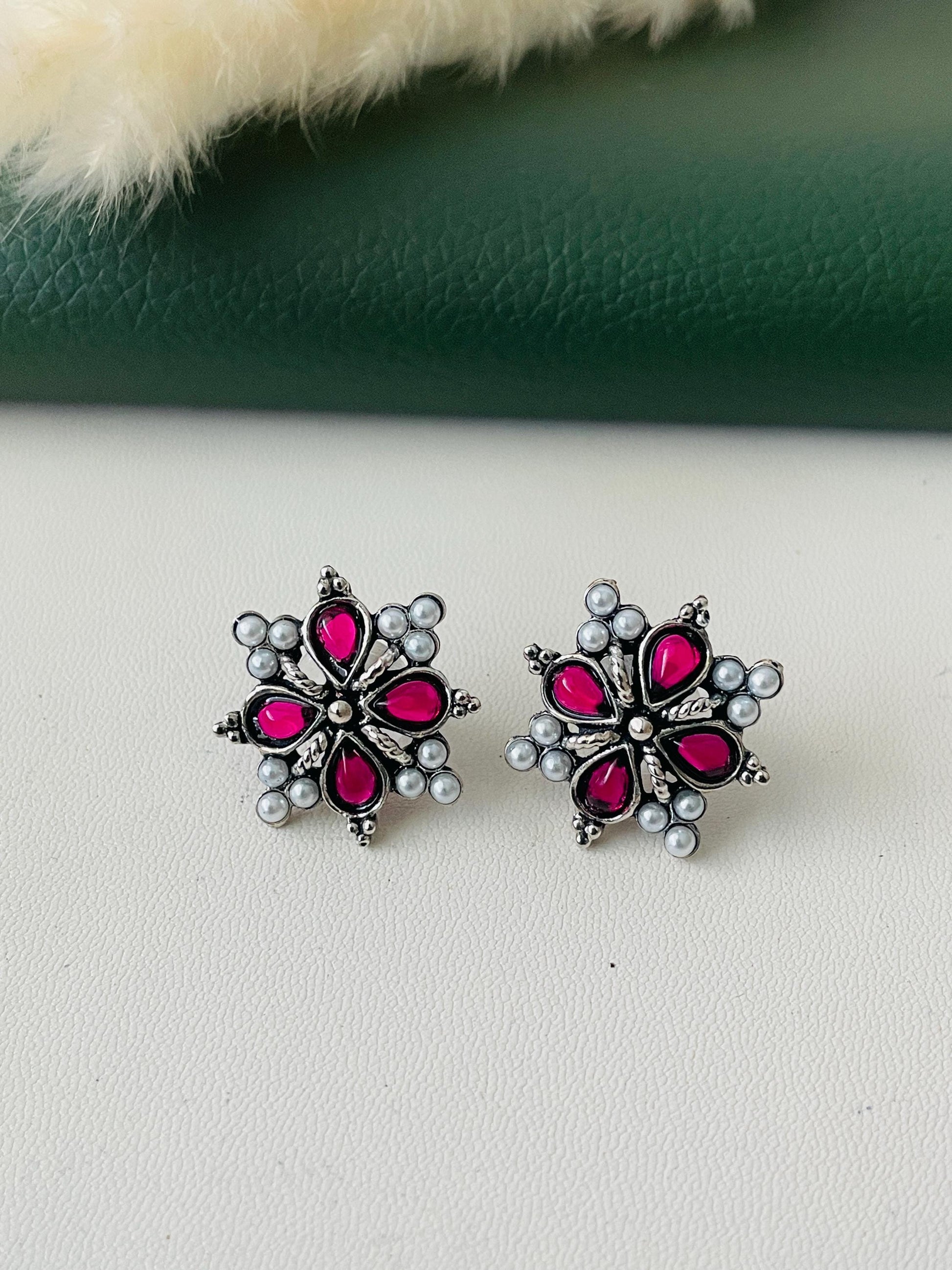Oxidised multicolor studs