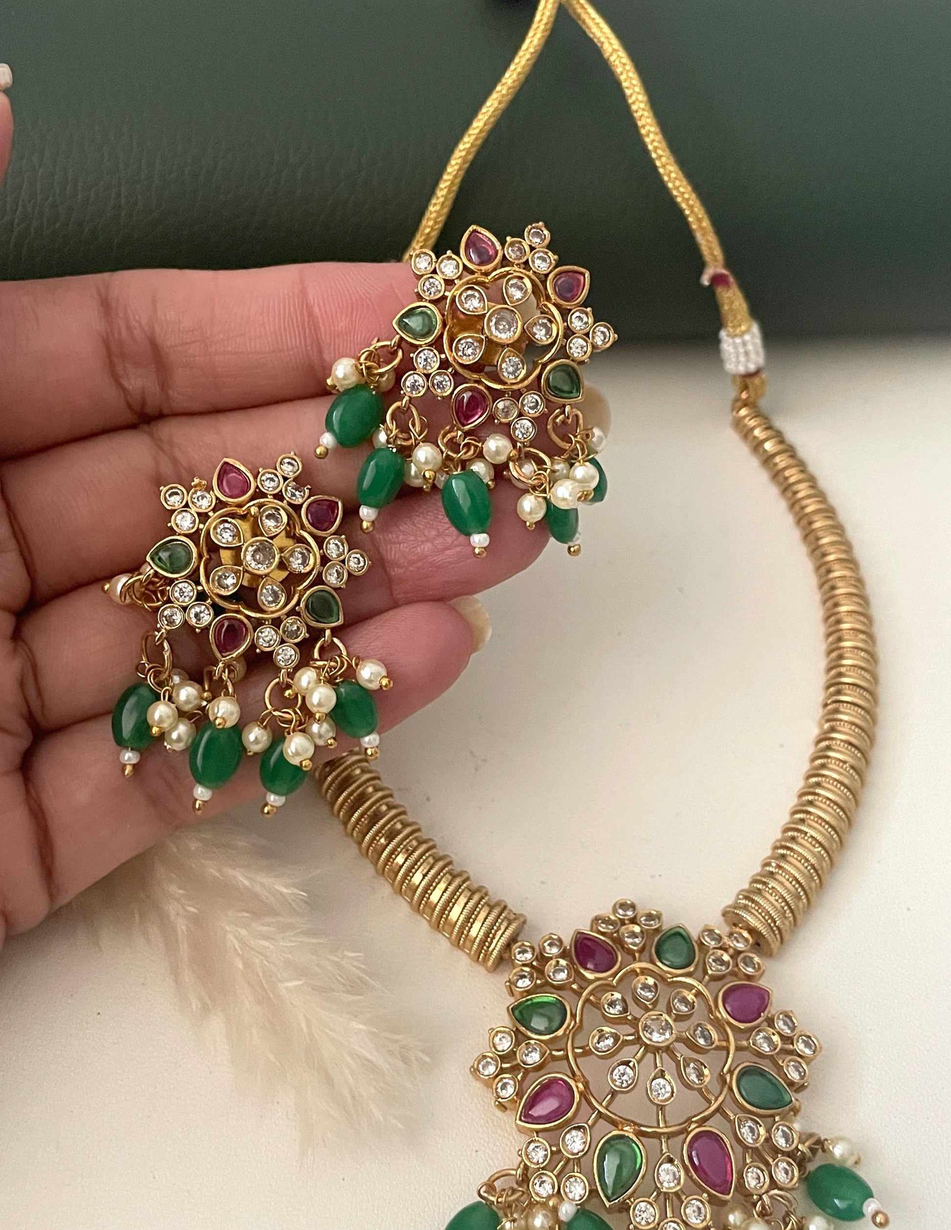 High gold plated kemp stone short necklace set with matching earrings