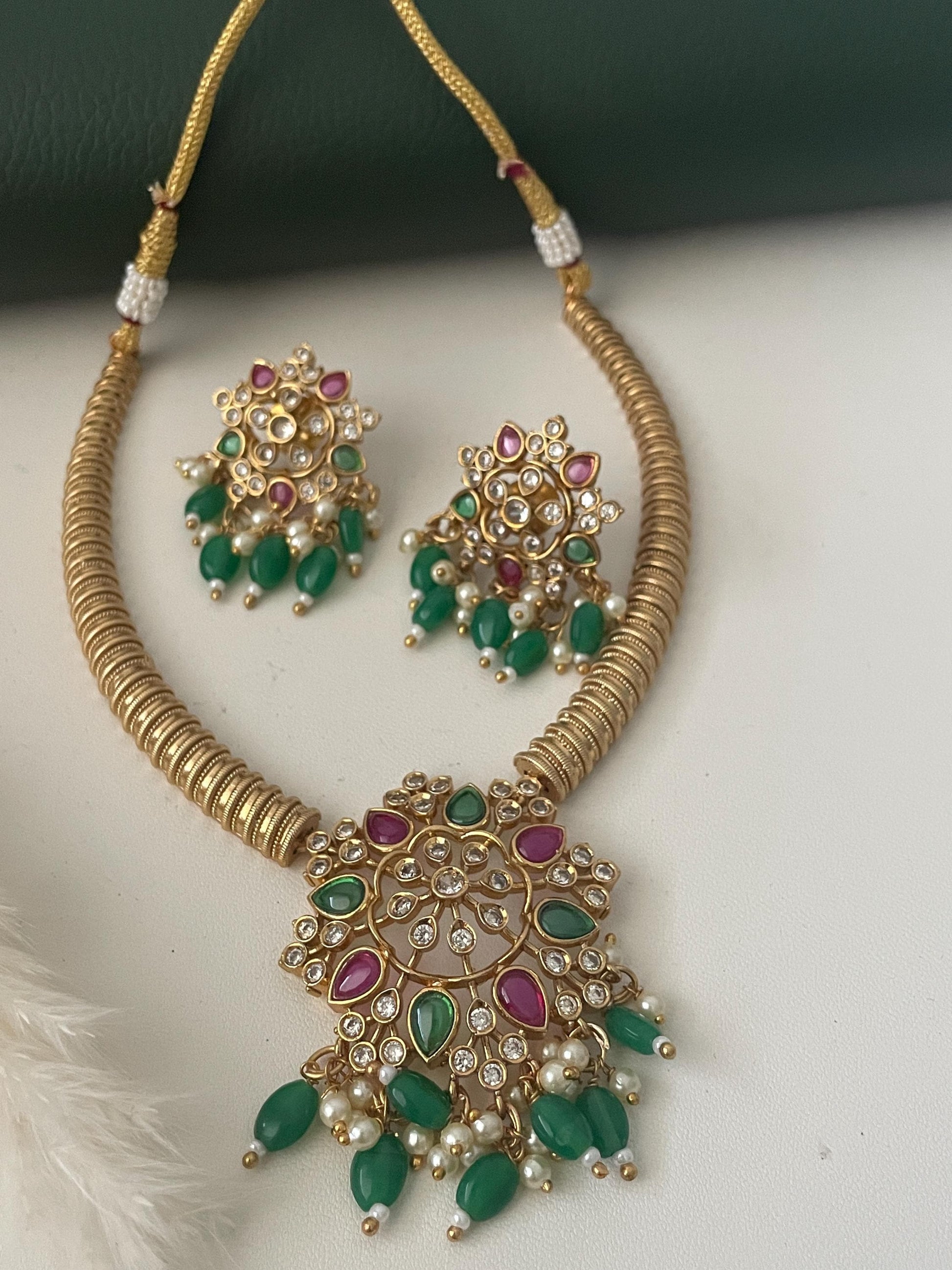 High gold plated kemp stone short necklace set with matching earrings