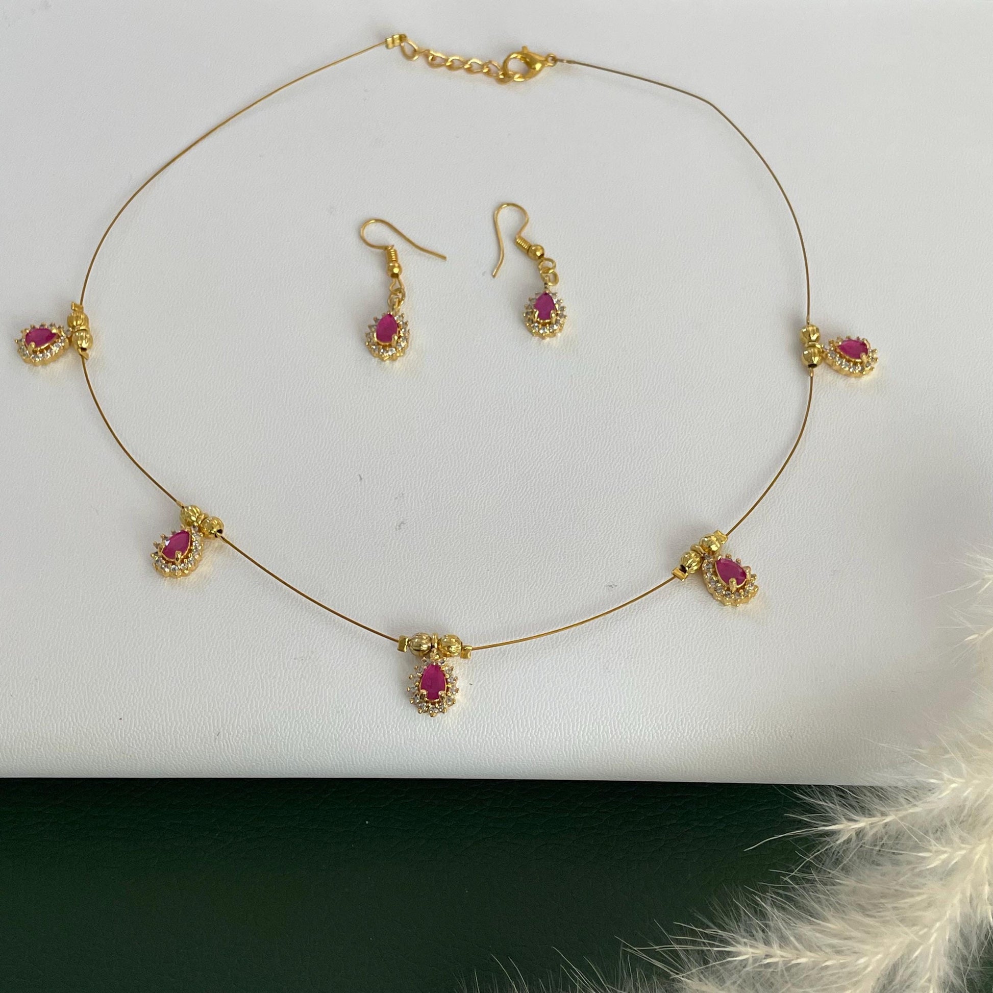 Nysaa gold plated minimalist invisible kemp necklace set