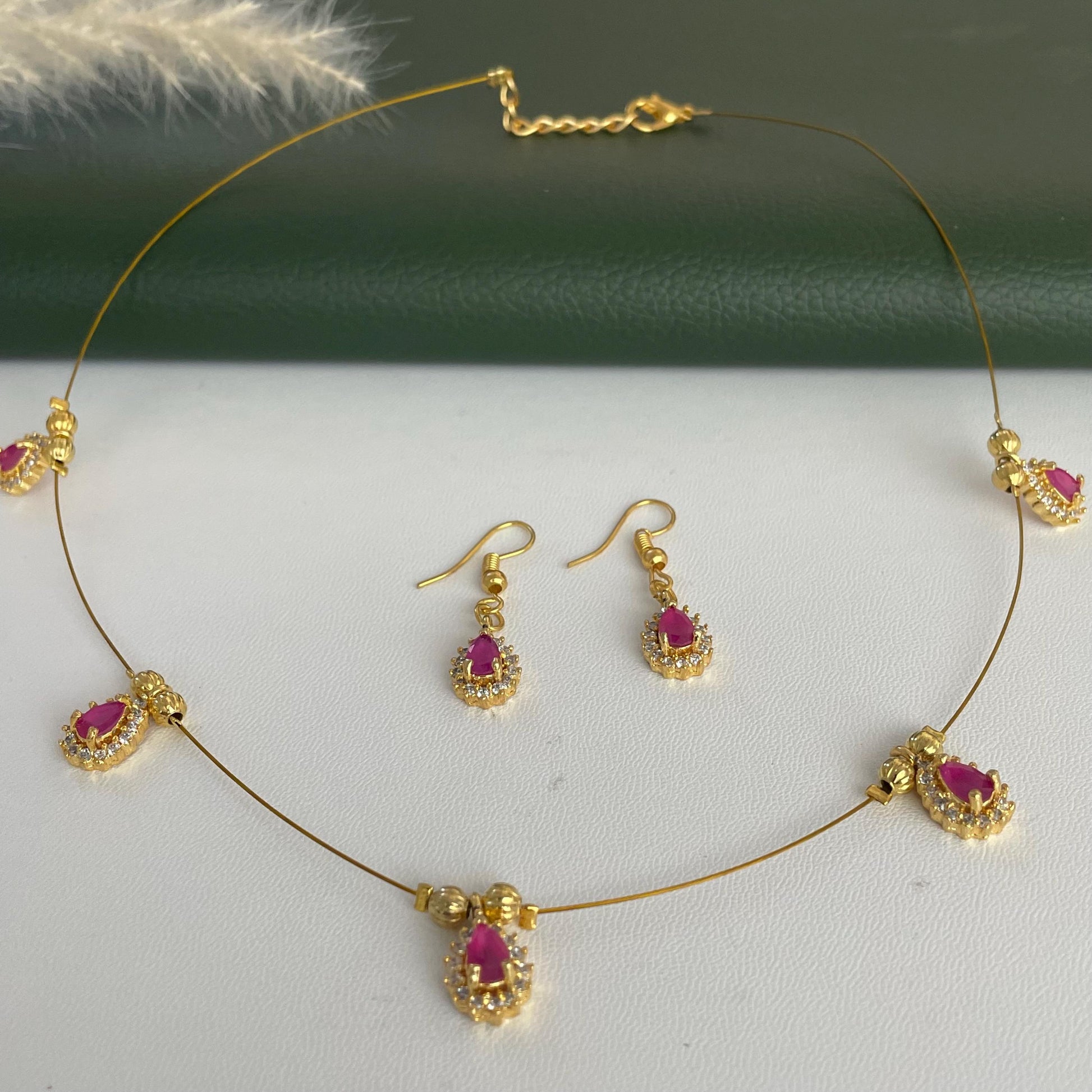 Nysaa gold plated minimalist invisible kemp necklace set