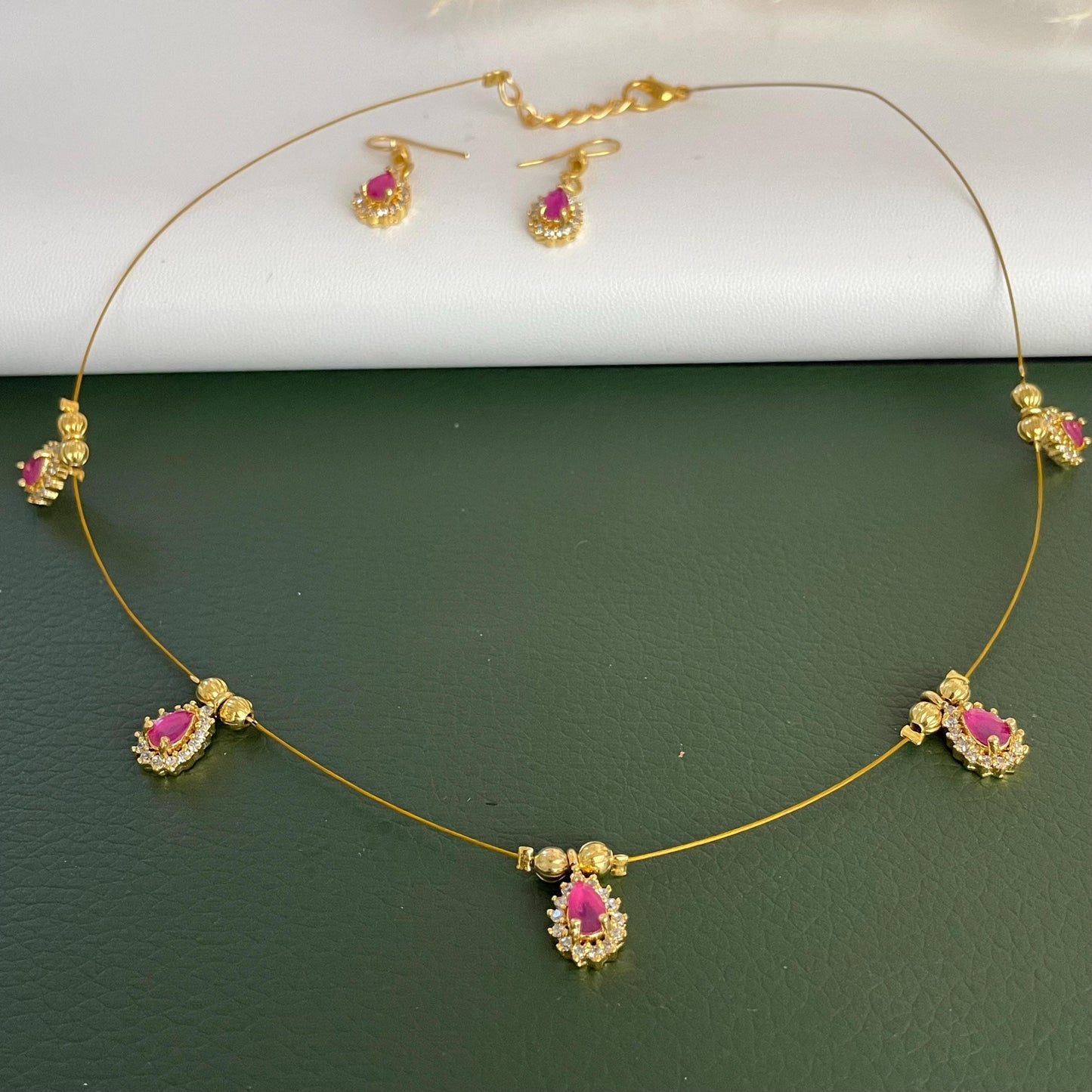 Nysaa gold plated minimalist invisible kemp necklace set