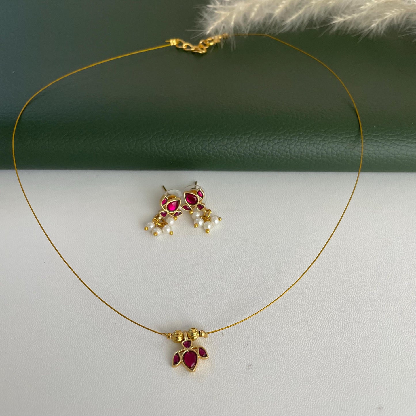 Nysaa gold plated minimalist invisible kemp necklace set