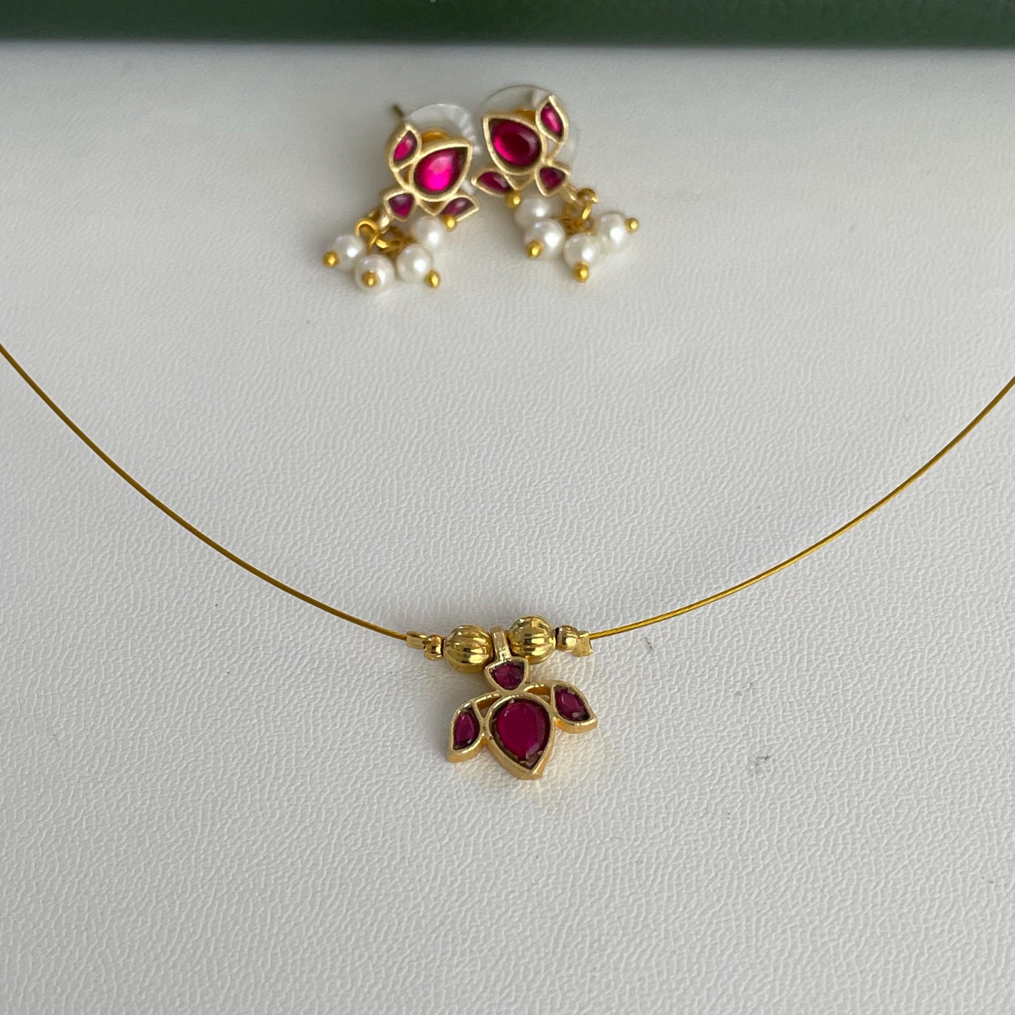 Nysaa gold plated minimalist invisible kemp necklace set