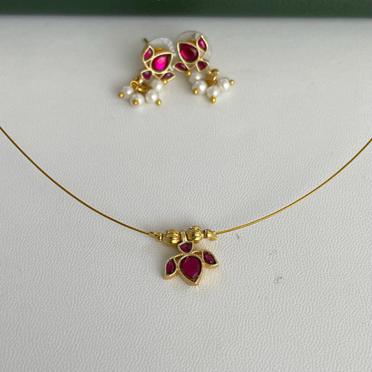 Nysaa gold plated minimalist invisible kemp necklace set