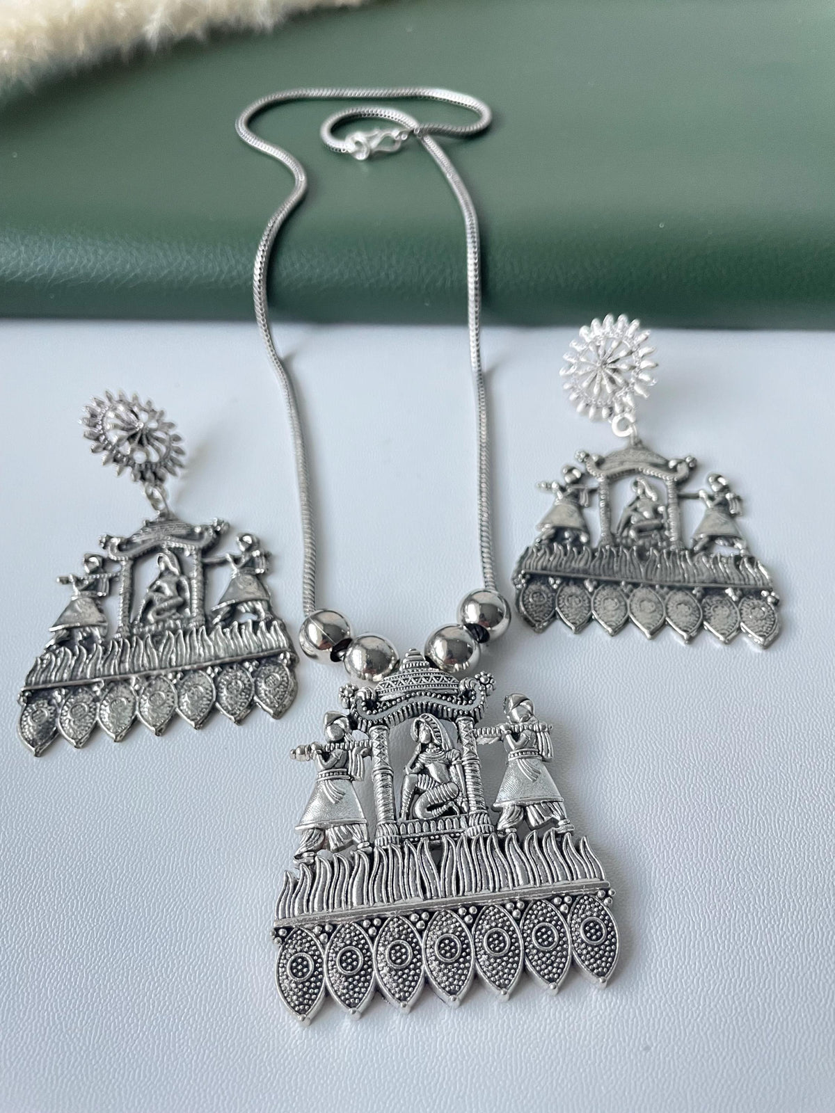 Oxidized doli pendent necklace set