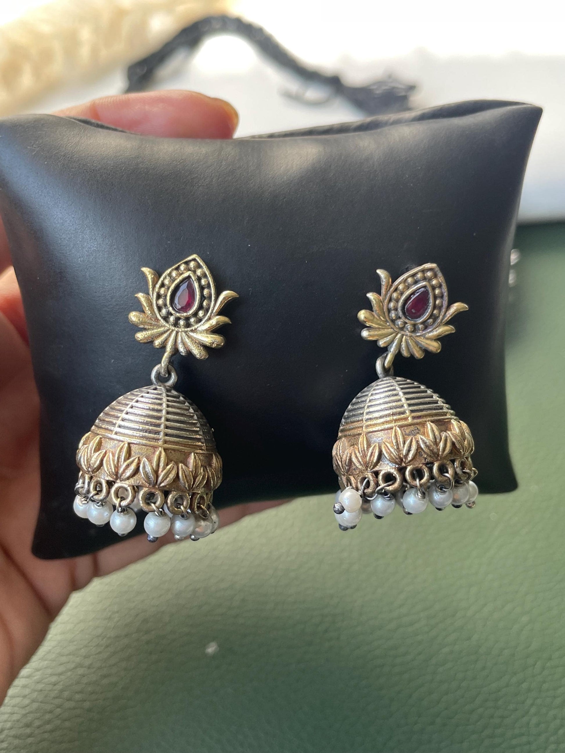 Dual tone Oxidised hasli necklace with multicolor stone and faux pearls