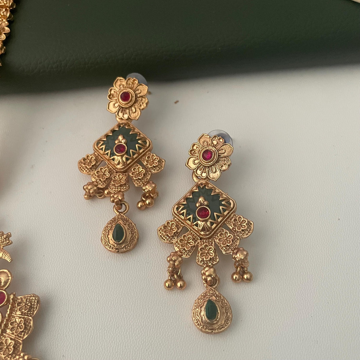 High gold plated monalisa stone pendent long necklace set with matching earrings