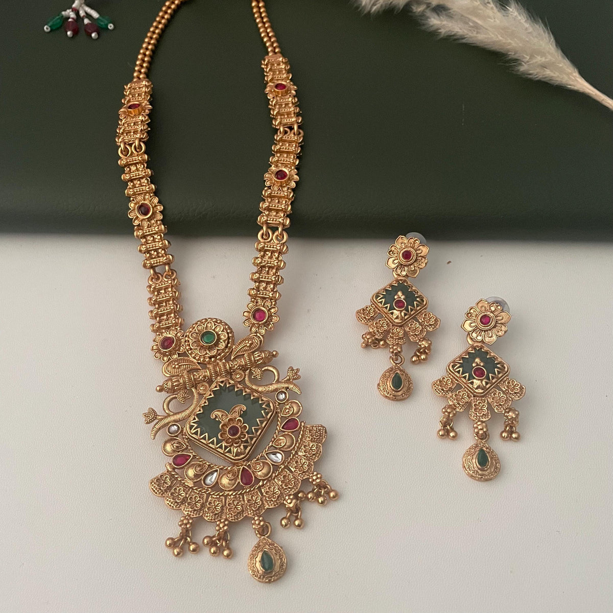 High gold plated monalisa stone pendent long necklace set with matching earrings