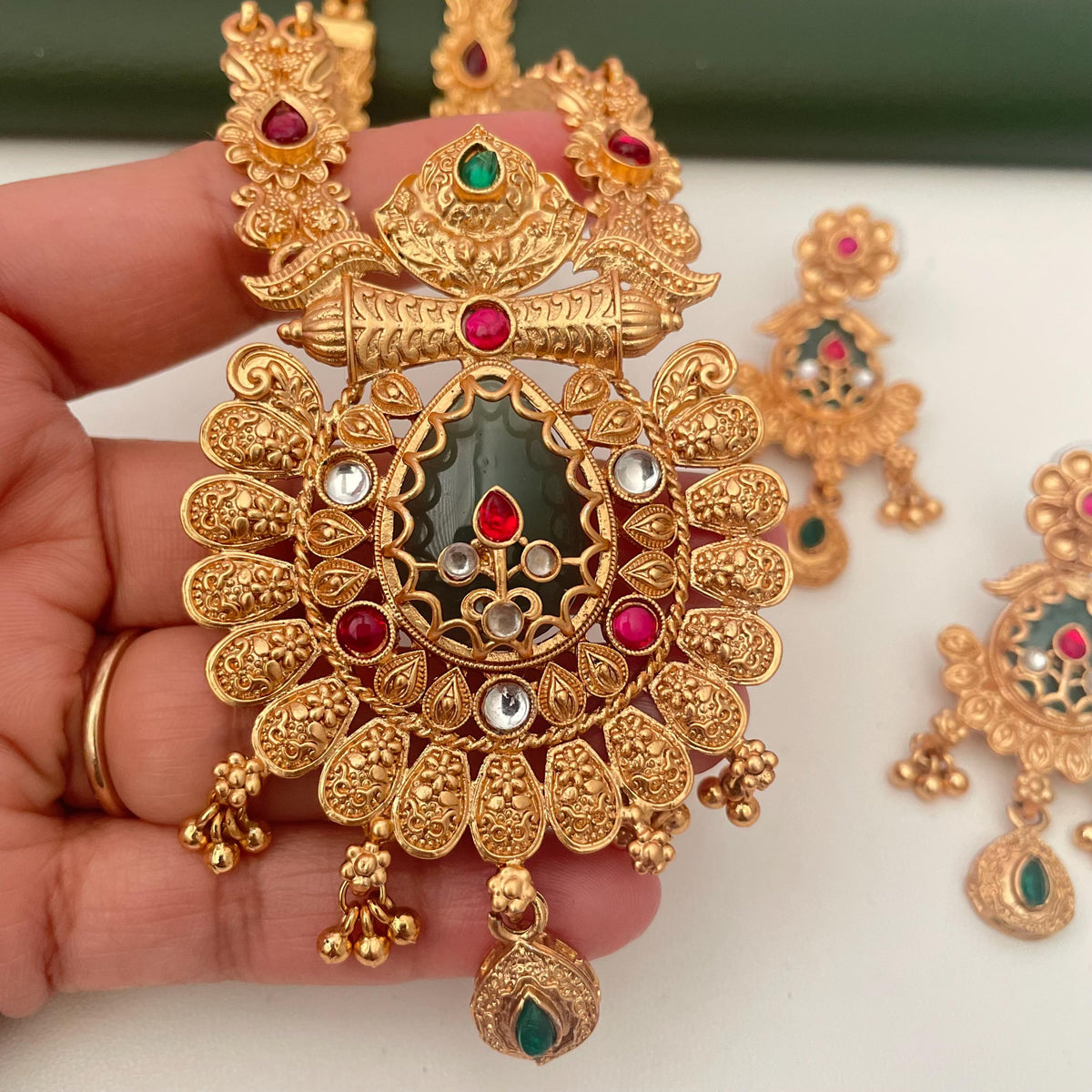 High gold plated monalisa stone pendent long necklace set with matching earrings