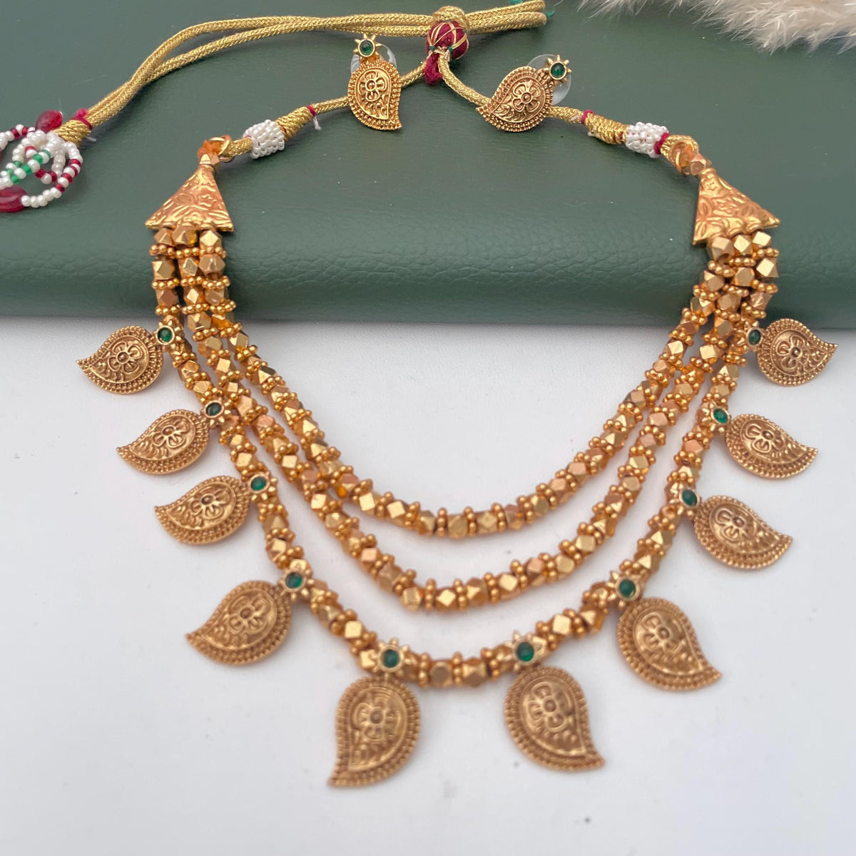 Three strand ashapaulu and kiya to beads short necklace & Earring Set