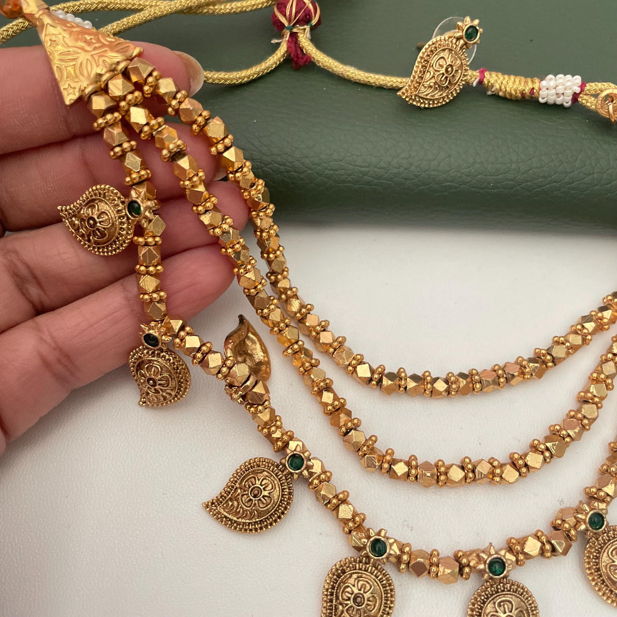 Three strand ashapaulu and kiya to beads short necklace & Earring Set