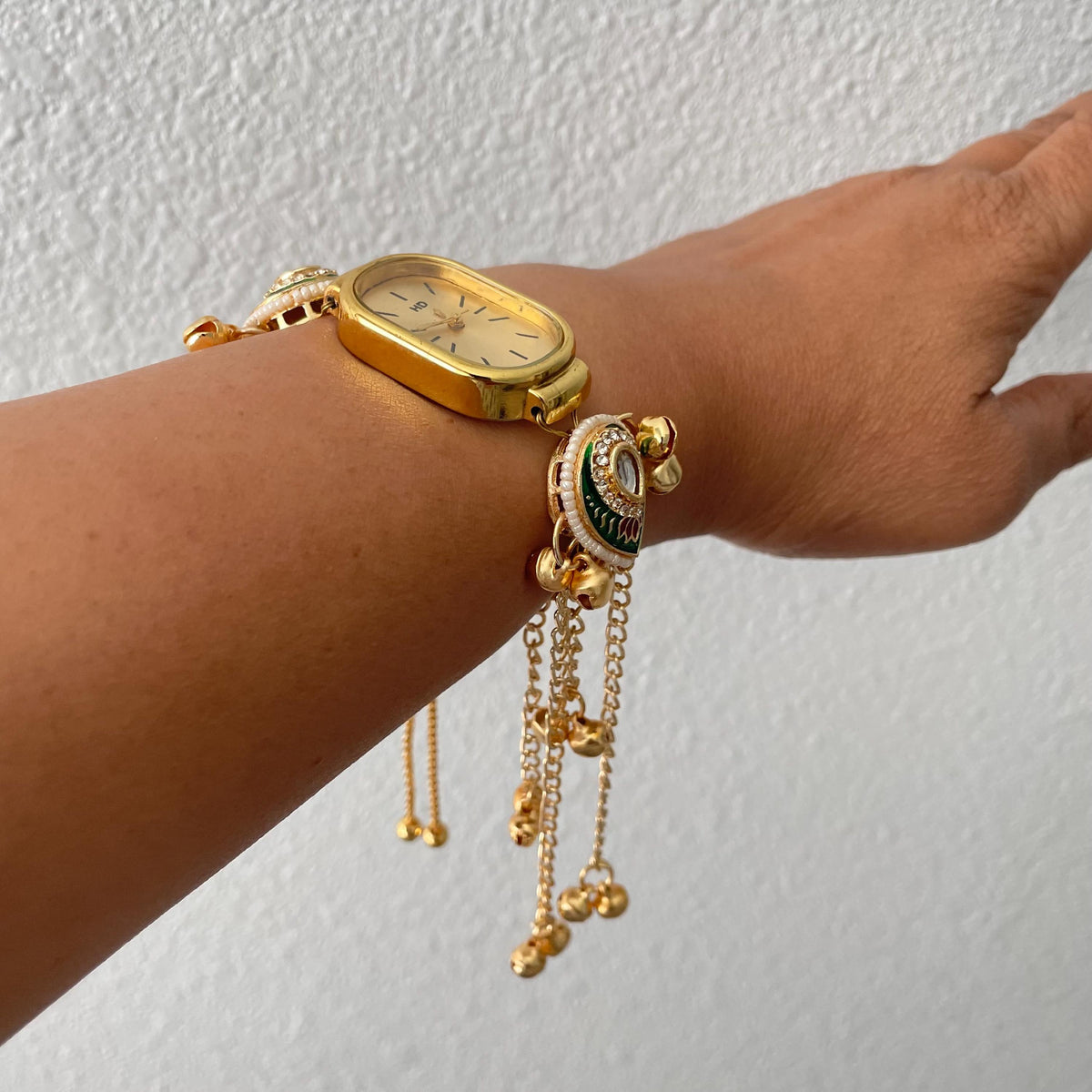 Gold plated easily adjustable party watch