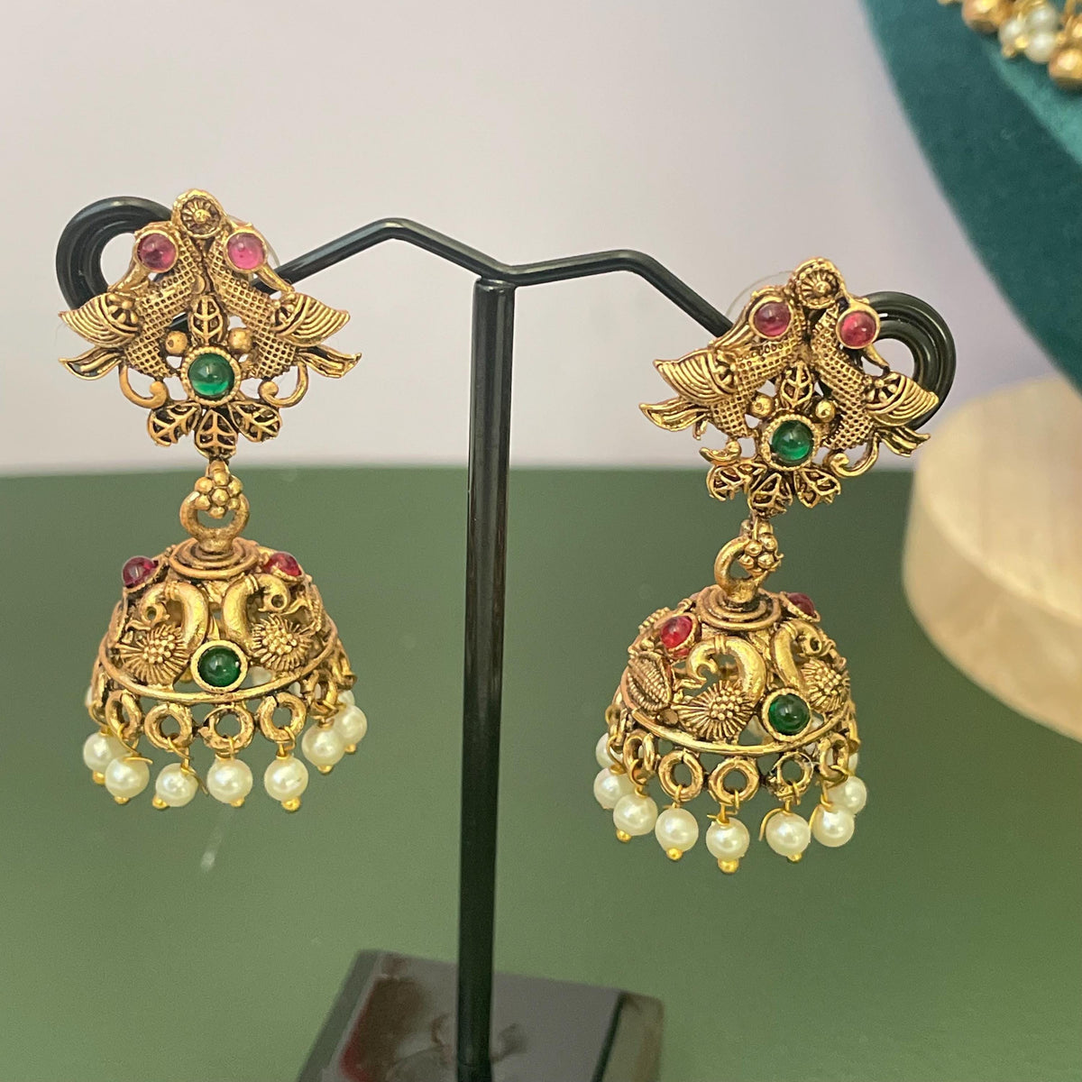 Ruby and green kemp stone and pearl necklace set