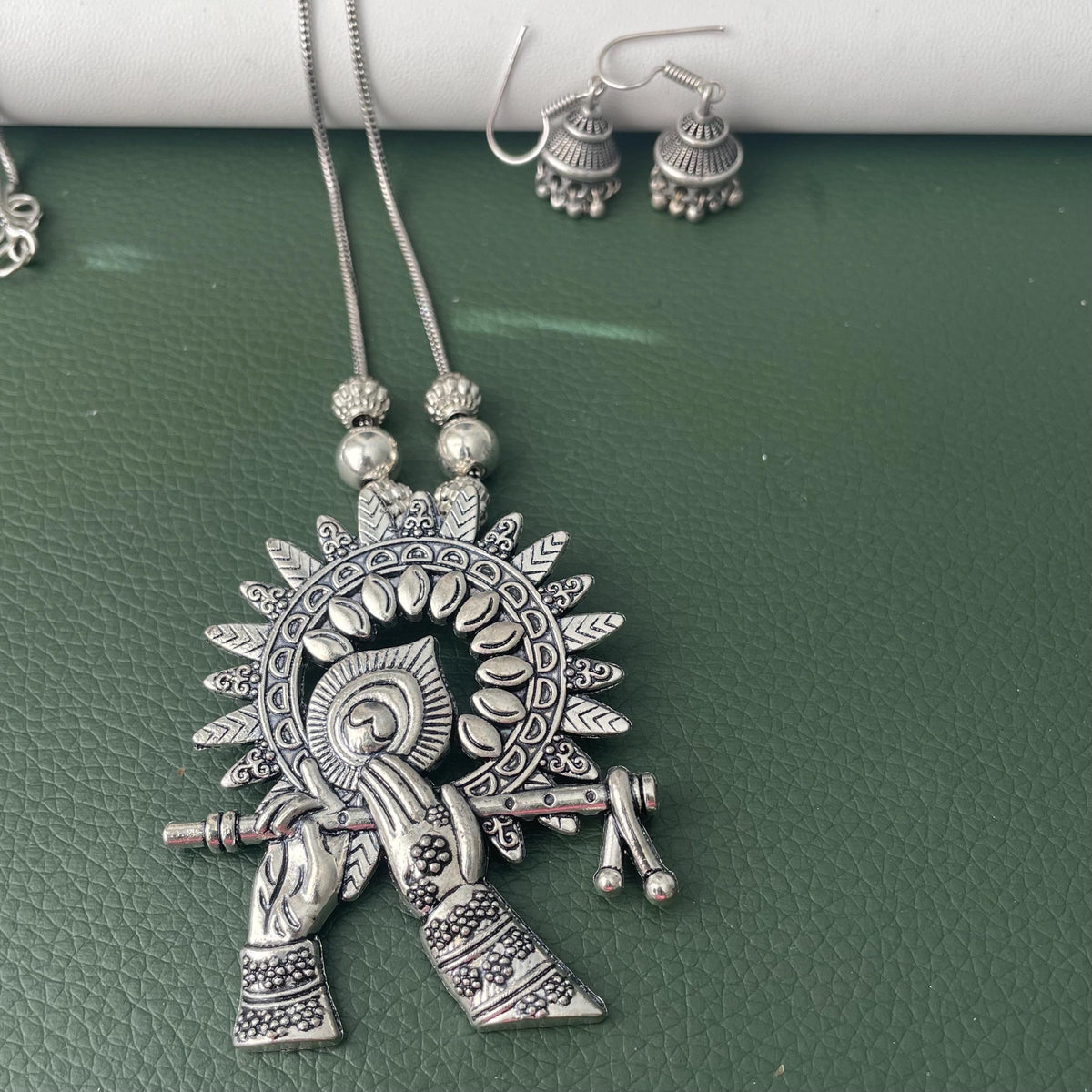 Oxidized pendant necklace simple elegant