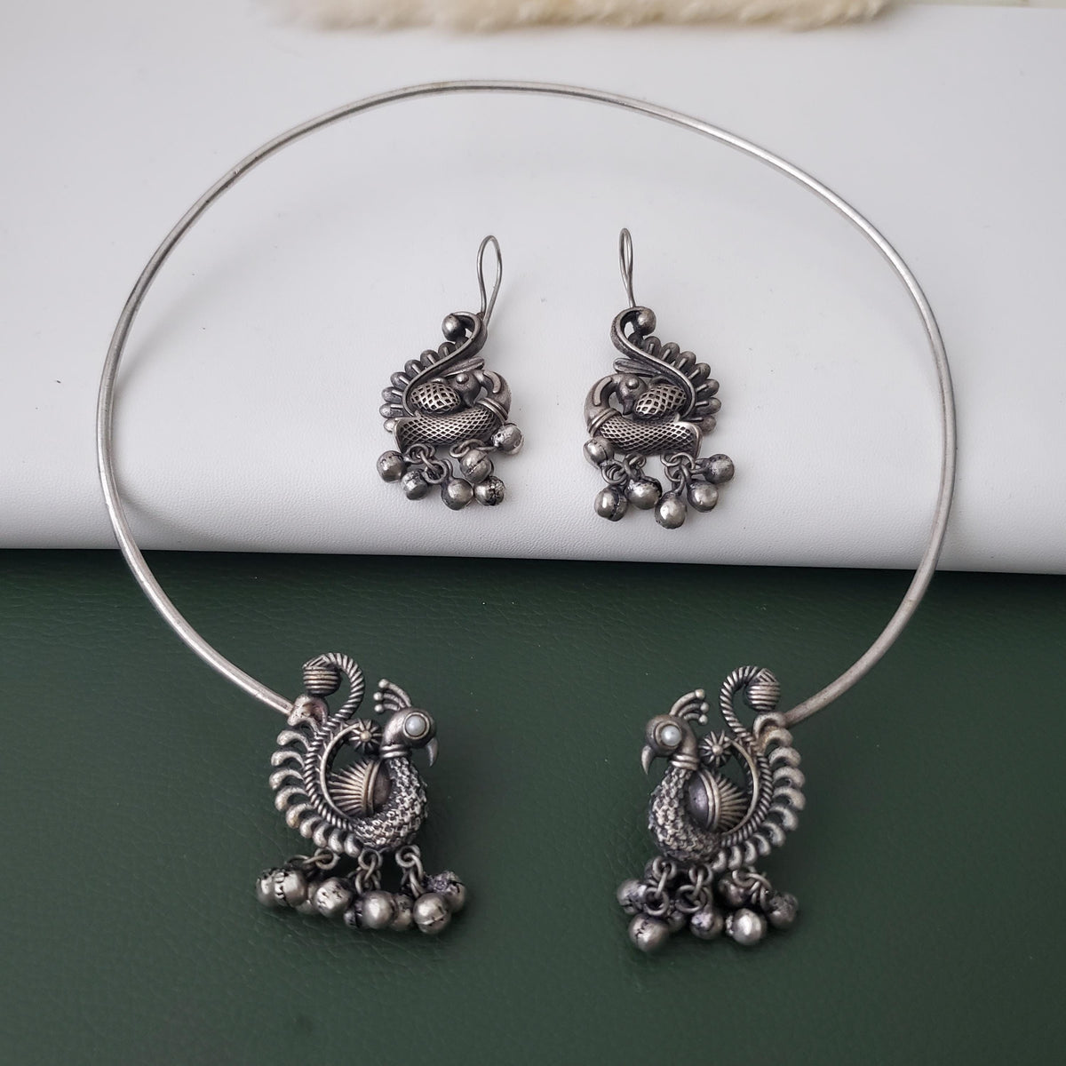 Nysaa Dual tone oxidized hasli necklace set