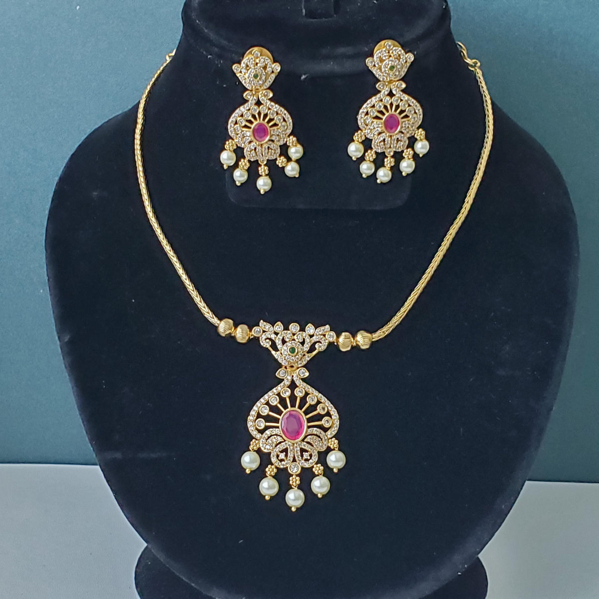 Kemp stone gold plated pendent short necklace set