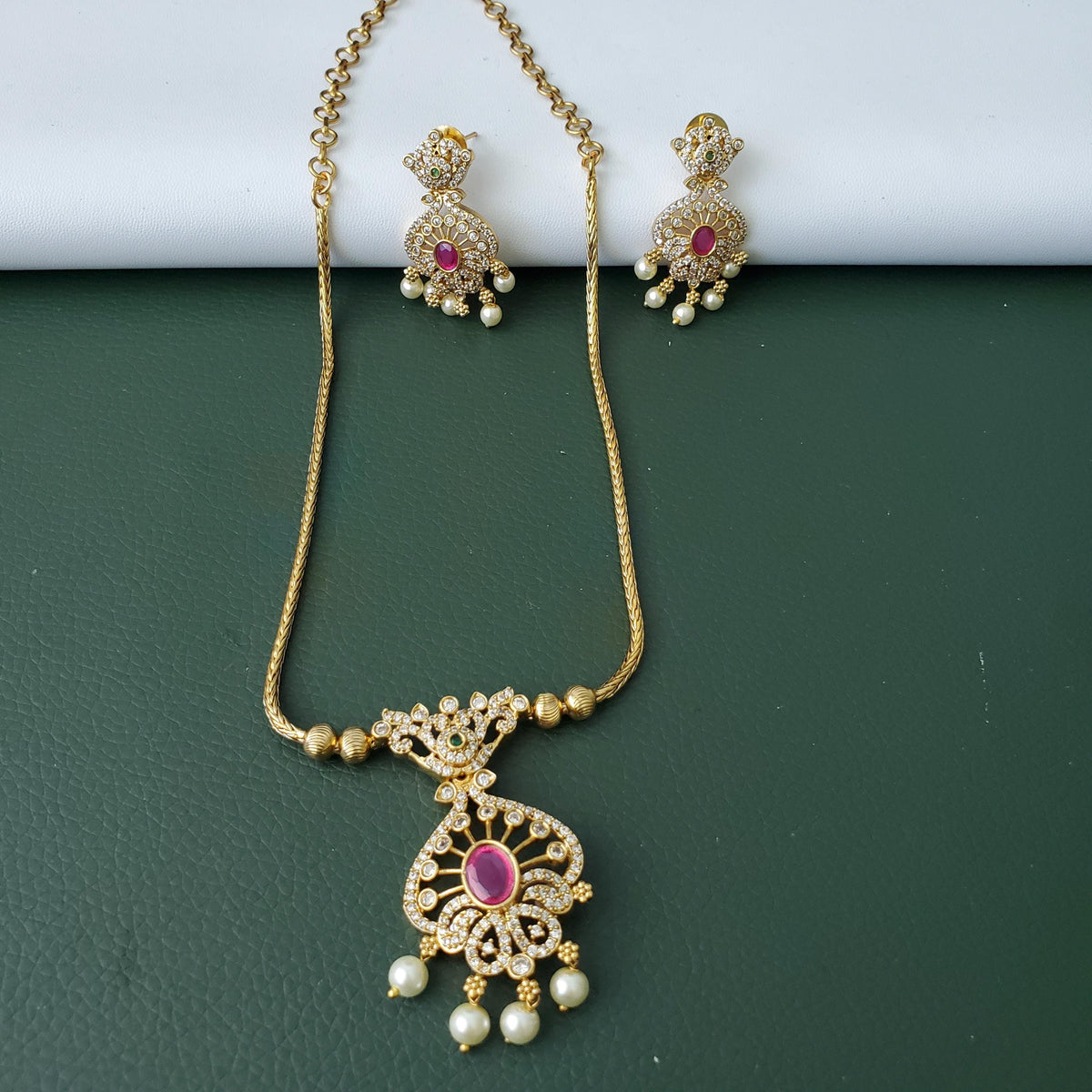 Kemp stone gold plated pendent short necklace set