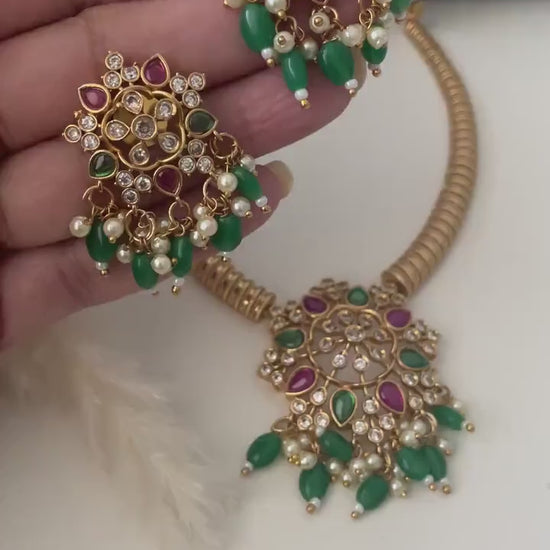 High gold plated kemp stone short necklace set with matching earrings